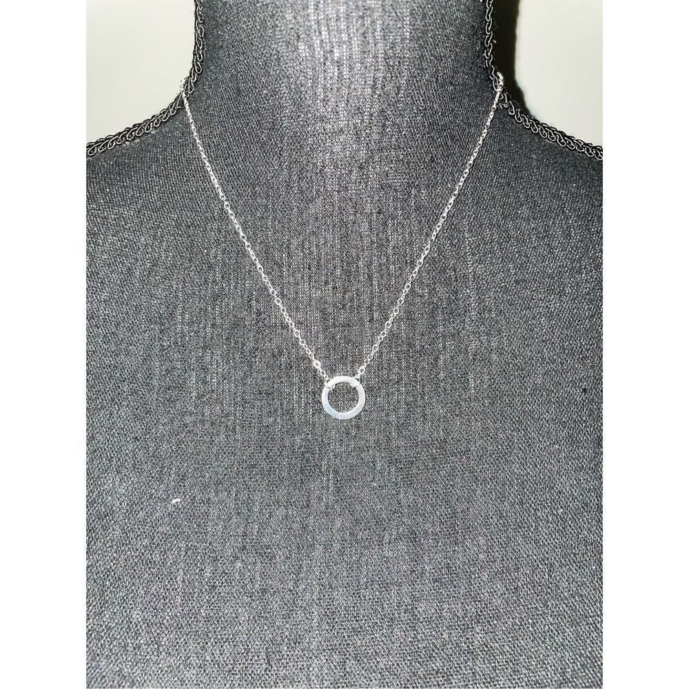 NWOT Circle Necklace in Silver